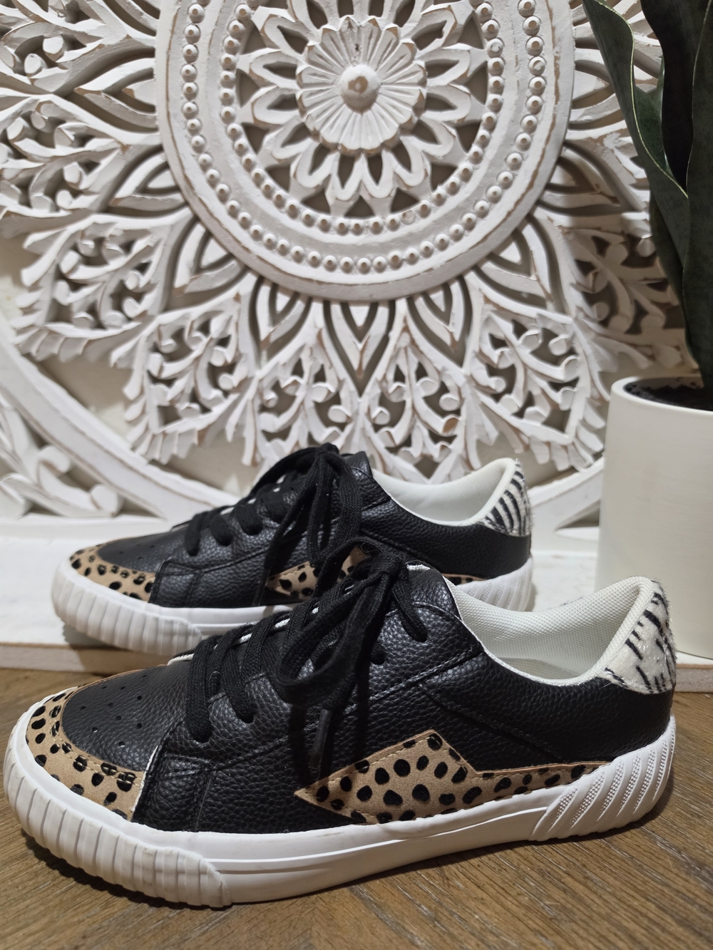 Blowfish Black Sneakers with Leopard Accents Womens 7